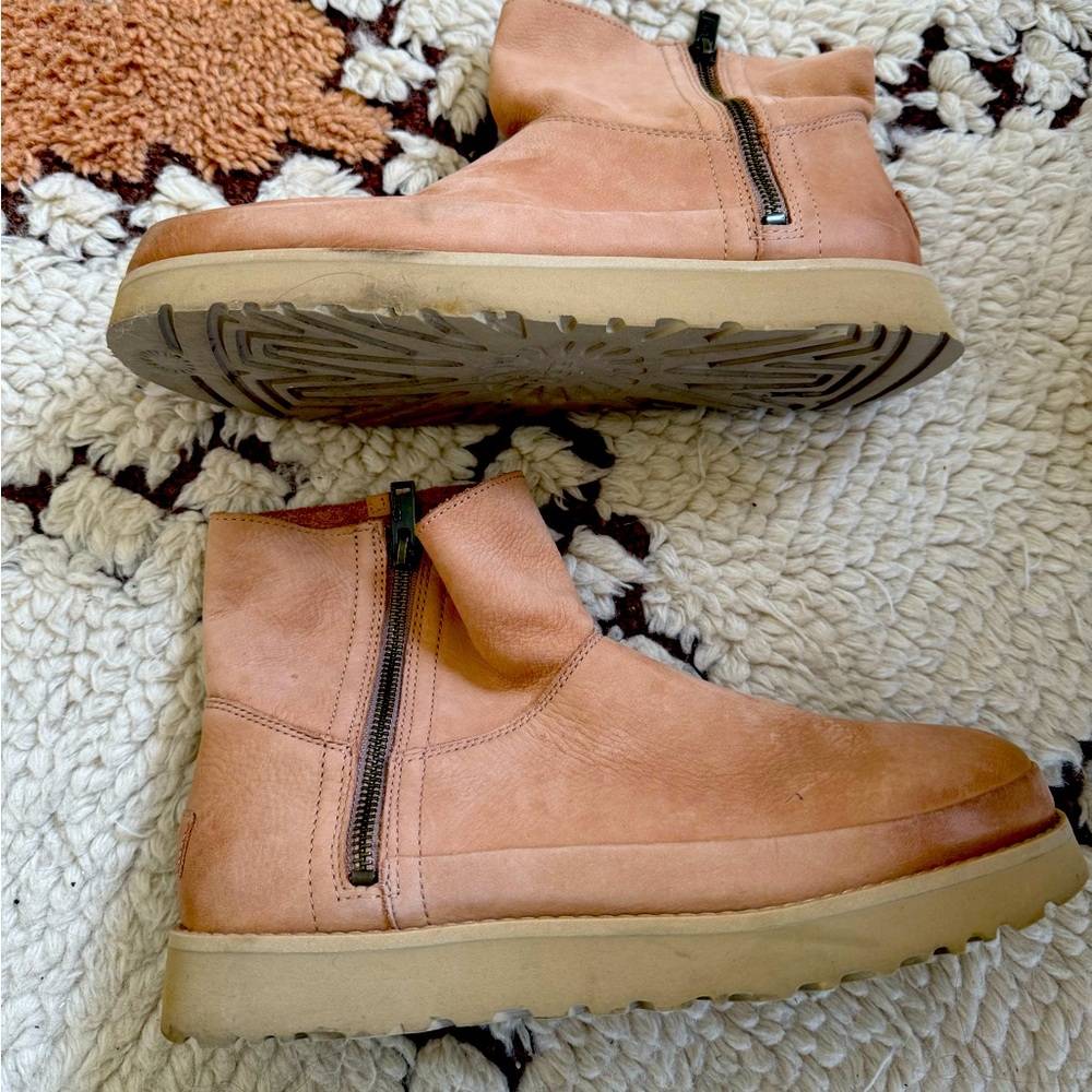 UGG Deconstructed Mini Zip Women’s Boot Arroyo size 10